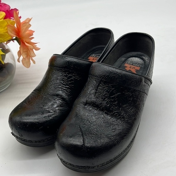 Dansko Shoes - Dansko Black Leather stamped Leather Sz 38. DAN1230D